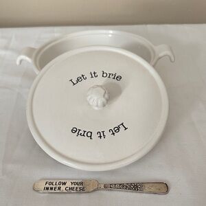 Mud Pie “| Let It Brie” Ceramic Brie Baker with Cheese Spreader